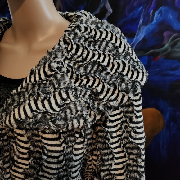 LaSeine Short Faux Fur Jacket Size Large Black and White Design Soooo Soft - Picture 4 of 15